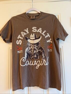 NWOT Comfort Colors Brown Cowgirl Graphic  Crewneck Tee